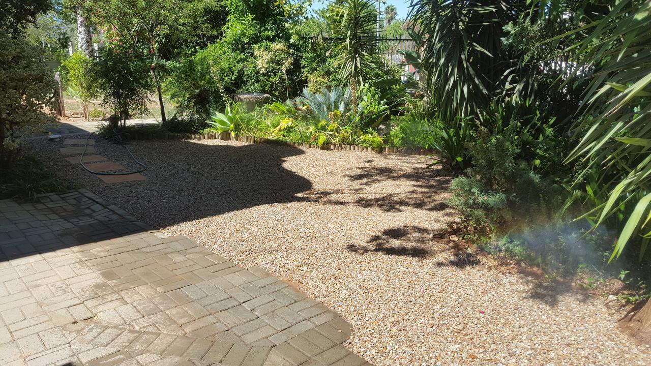 86 On Langenhoven Bed & Breakfast Oudtshoorn Bagian luar foto