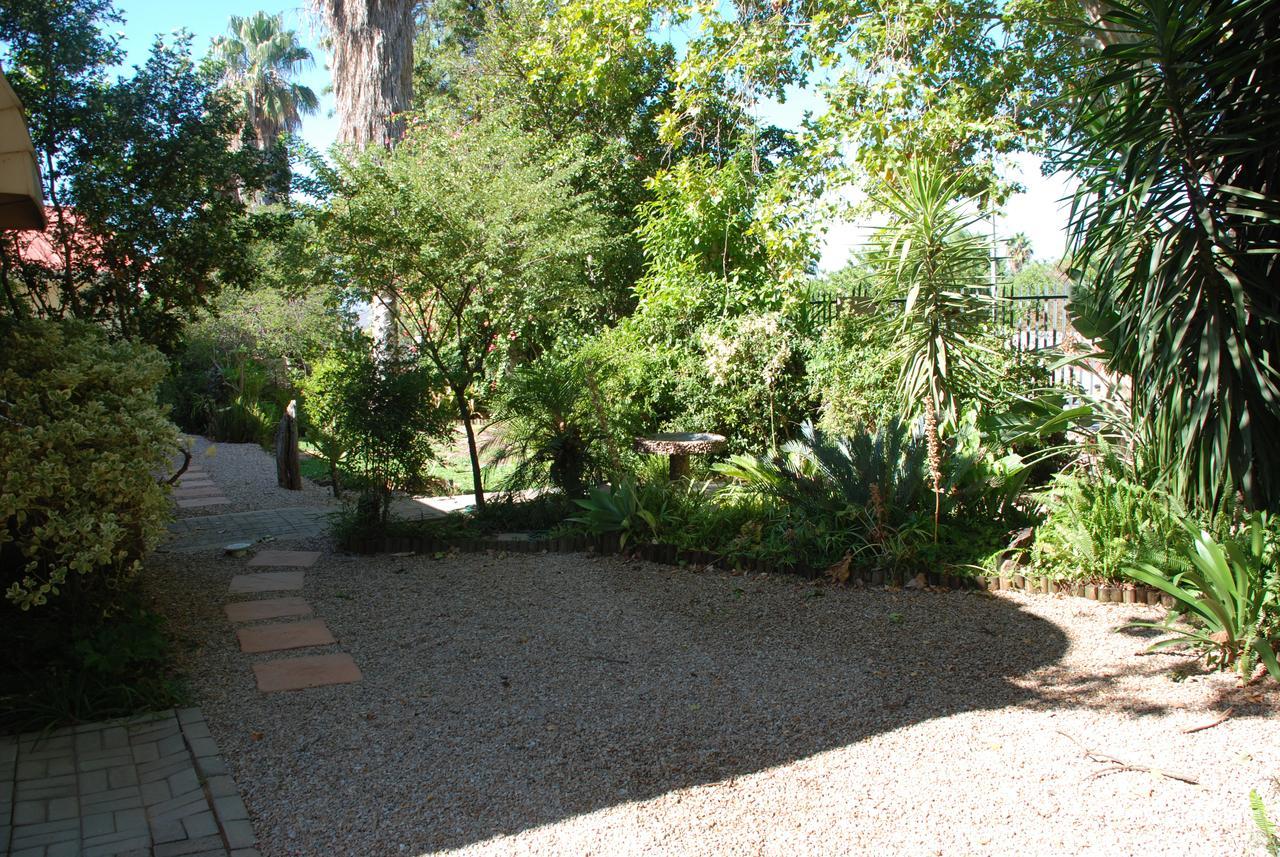 86 On Langenhoven Bed & Breakfast Oudtshoorn Bagian luar foto